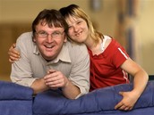 Mann und Mädchen lächeln 