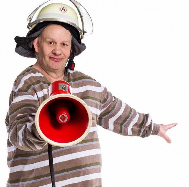 Mensch mit Behinderung und Megaphon